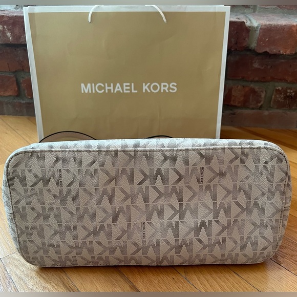 **SOLD** Michael Kors Vanilla Monogram Jet Set Travel Tote - Picture 4 of 14